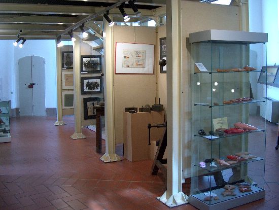 In primo piano sono esposte ocarine di varia provenienza